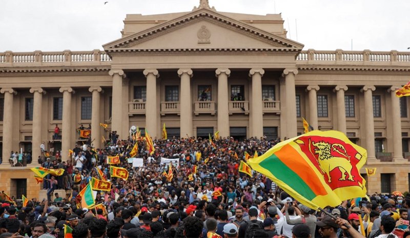 Darısı bizim vekillerin başına..!!

Sri Lanka Parlamentosu, emekli milletvekili  maaşlarını kaldırdı.
Yapılan Oylamada 154 milletvekili 
Evet derken,2 milletvekili Hayır oyu kullandı.