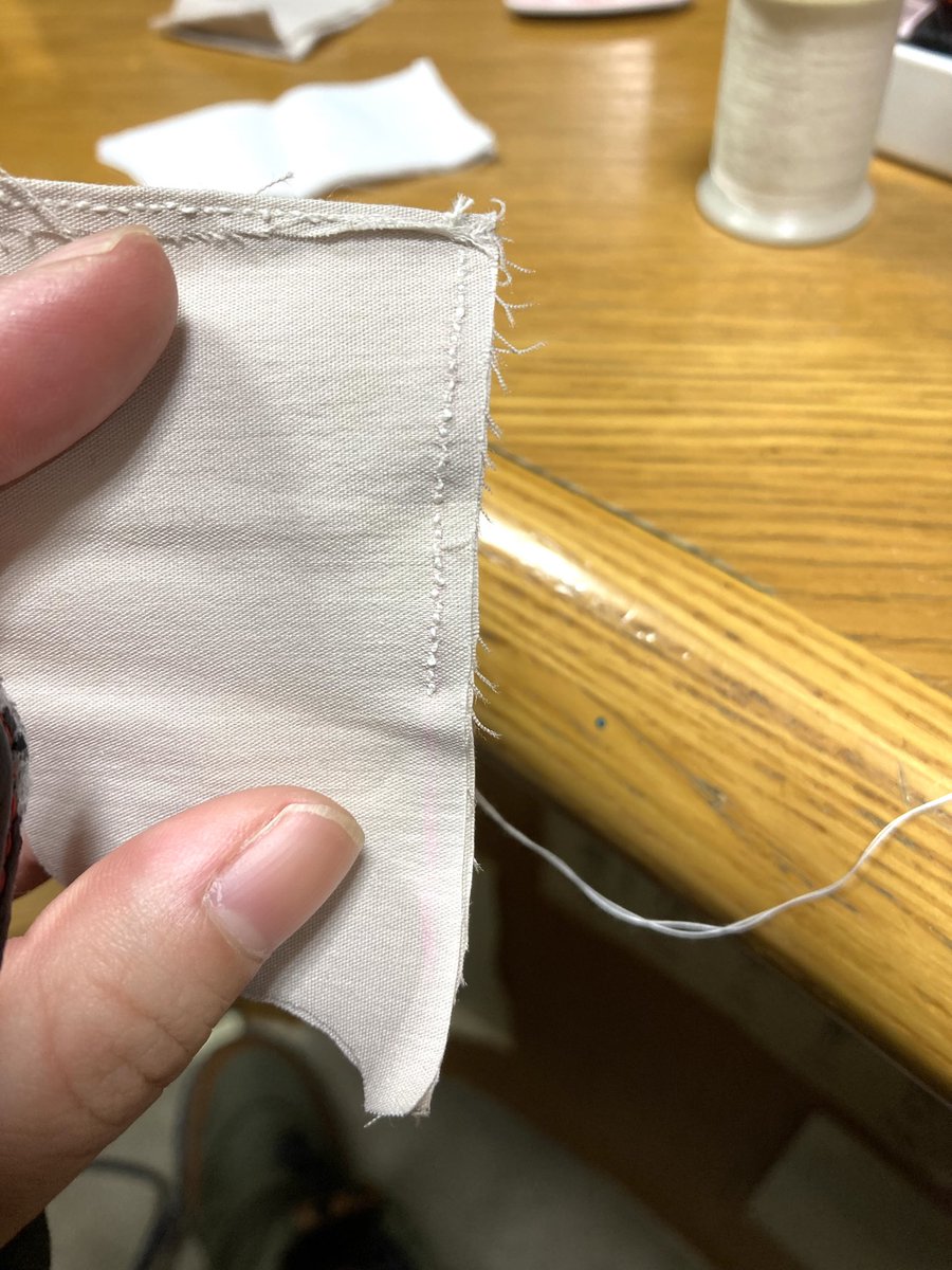 studio_4628's tweet photo. ミシンでは出来ない細かな部分を頑張って手縫いしている最中。ワンポイントのあるTシャツは意外と作るのが難しいですね🪡 https://t.co/SR7GdoV2Ud