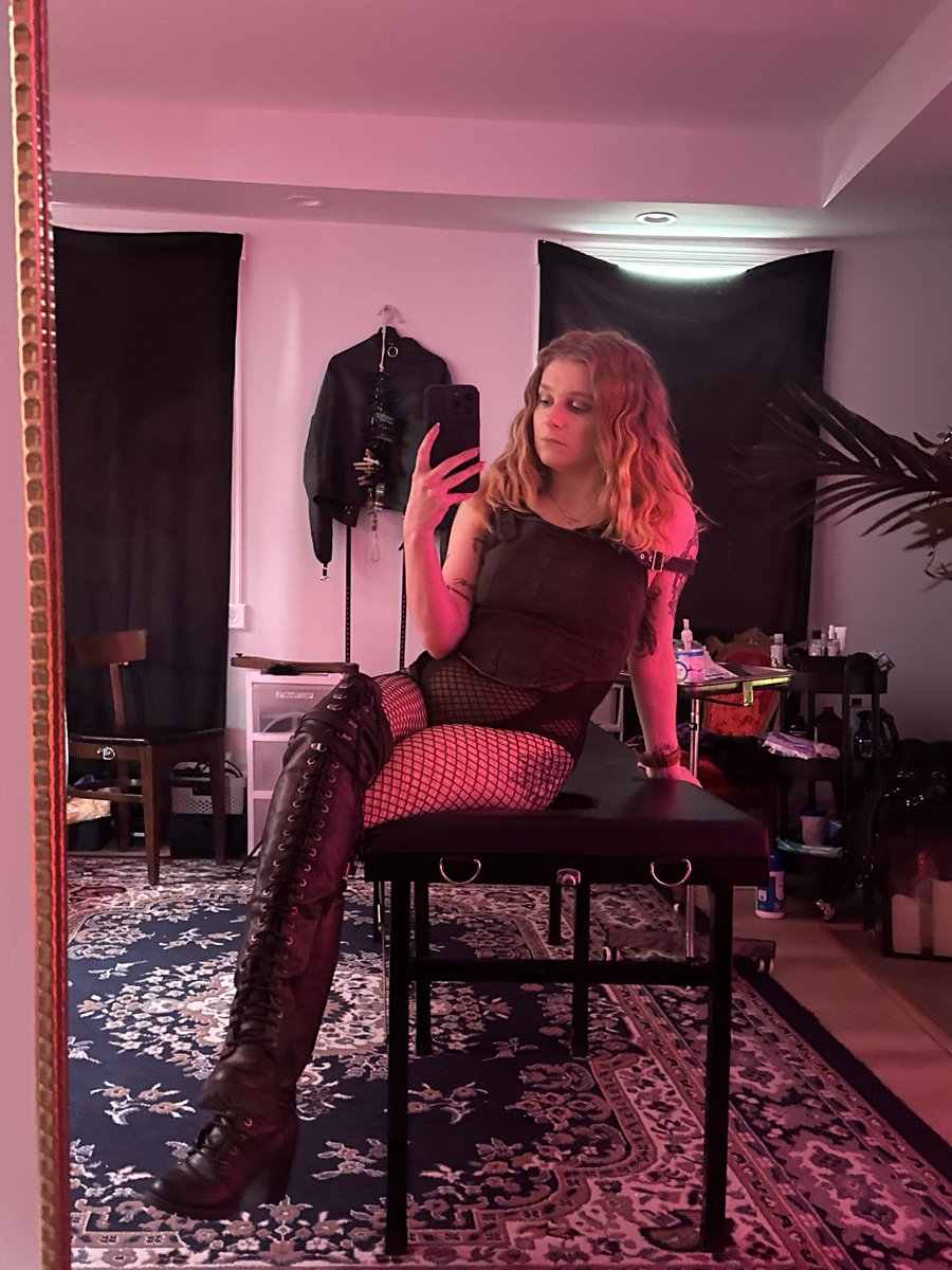𝕷𝖆𝖉𝖞 𝕸𝖊𝖗𝖊𝖉𝖎𝖙𝖍 🦇 OHIO (@ladymeredithoh) on Twitter photo 