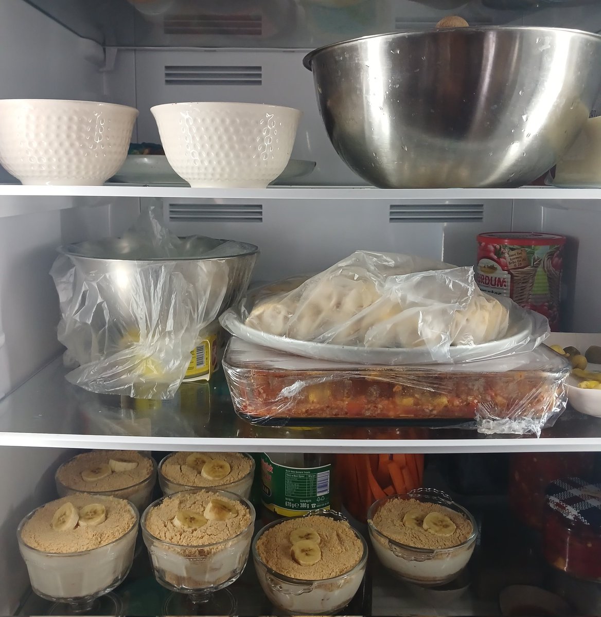 Misafir gelsin  diye ağlayan insanlar arka planda bütün gün hınca hınç bir uğraş olduğunu söylemiyor. Hiçbir şey bir saat içinde de yapılmıyor, bilginiz olsun. Biraz da gerçekler