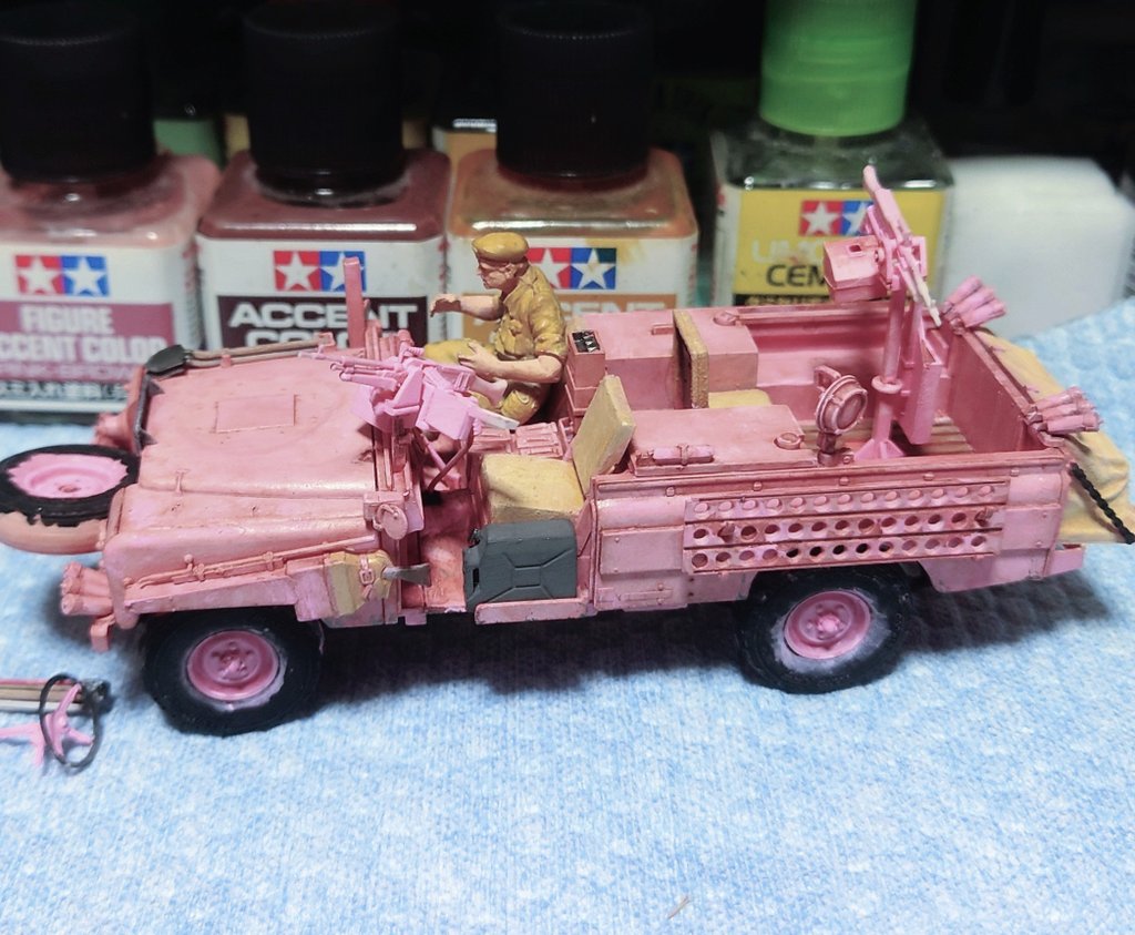 ピンクのアクリルガッシュを全然使ってなかったので ピンクパンサーに