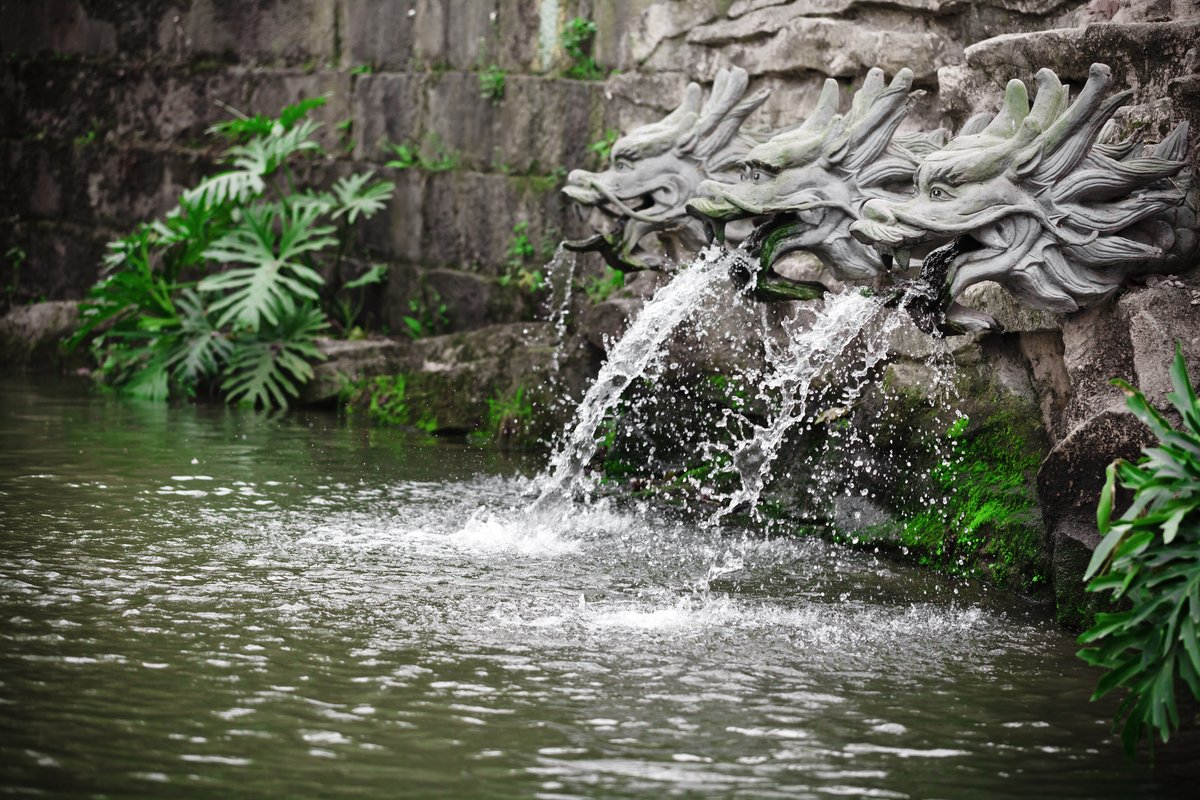 ChinaShowcase's tweet image. Today is Rain Water (雨水), one of the 24 seasonal division points.
It marks spring’s true awakening, when rain nourishes the earth.
In Chinese tradition, this is when the dragon stirs — bringing life‑giving water to the world. 🐉💧
#RainWater #SolarTerms #Spring #ChineseCulture