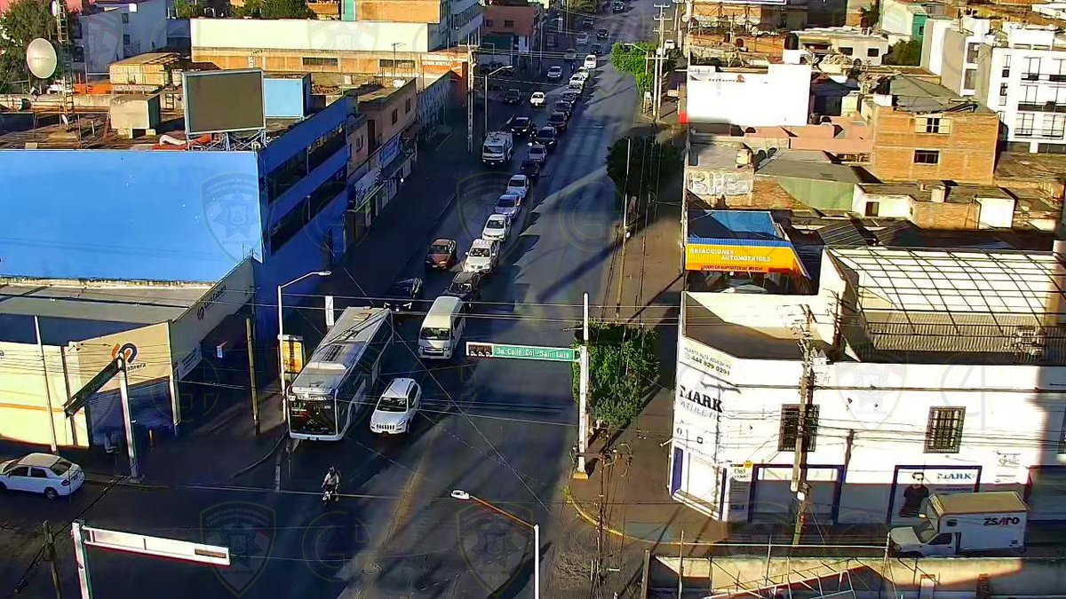 Principales vialidades de la capital registran avance de consideración pero se mantienen fluyendo
Carr. 57 presenta alta carga vehicular desde el dist. Juárez hacia ZI, encontrarás presencia de oficiales de vialidad en av. Industrias (ruta alterna) agilizando el tráfico
Dist.