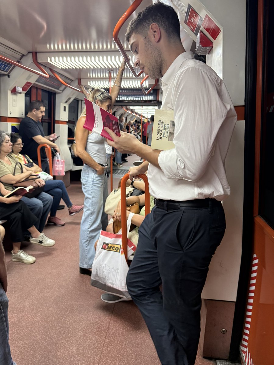 sublecturas's tweet image. "Los días perfectos", de Jacobo Bergareche y "La nieta del señor Linh", de Philippe Claude en la #LíneaB