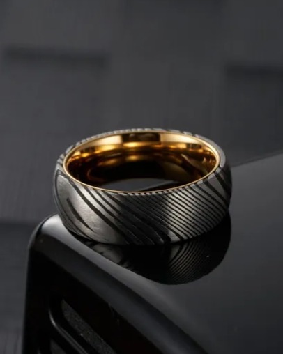TheRingShop's tweet photo. Formed from black-banded Damascus steel and wrapped in gold, Baron is built to command attention and last for years 💍

#menjewelry #ring #mensfashion #mensjewellery #mensjewelry #jewelry #fashion #rings #wedding #weddingband #mensring #groom #jewellery #weddingrings #dapper https://t.co/EpRn5ULZ1m
