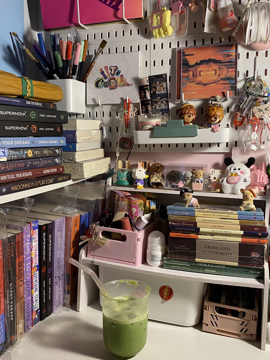 INI READING DESK YANG SUPER RAME <3 😭🤏🏻 KALAU BISA MAU NAMBAHIN PERNAH-PERNIK TP UDH SEMPIT….