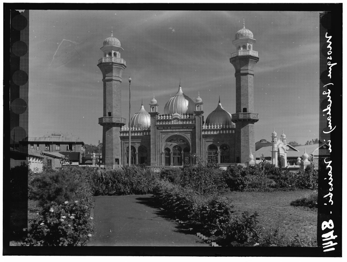 In 1902, a man was asked to choose a site for a mosque in Nairobi.

He pointed to a mosquito-infested swamp.

He said he saw a “Great City”.
But the British doubted him.

He was right.

Here's the story of JAMIA MOSQUE.

A thread. 🧵