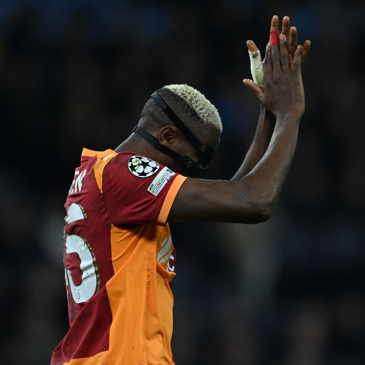 Victor Osimhen: "Yeşil forma. Hadi. 15 dakikan var’
Onlara bir şey göstermek için 15 dakika. Hayatımı değiştirmek için 15 dakika. Onları etkilemenin tek yolunun koşmak olduğunu biliyordum. Bu yüzden kan ter içinde kalana kadar koştum.
15 dakikada 2 gol attım.
Belki bir şansım