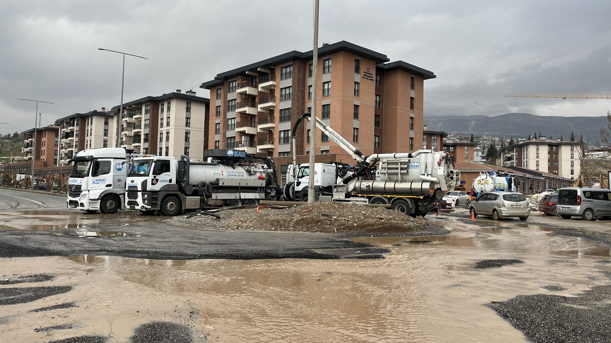 KASKİ’DEN YOĞUN MESAİ 
KASKİ, şehir genelinde beklenen kuvvetli sağanak yağış öncesi şehrin muhtelif noktalarında altyapı hatlarının ve mazgalların temizliğini yapıyor. memleket46.com/kaski-den-yogu…