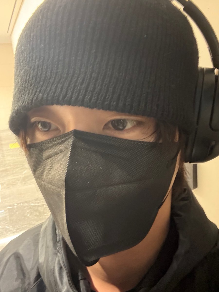 레알의 reality 헤드셋씬 이후 귀했던 조합이💙 
야무지게 애착템 문신템으로 진화함🎧 귀여어