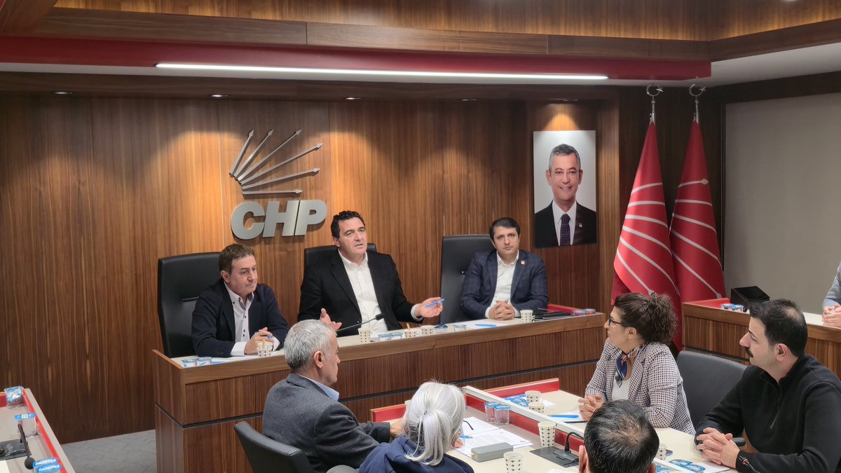 ulasskarasu's tweet photo. 📍 İstanbul’dayız!

İstanbul Emek Büroları Koordinatörümüz Deniz Aydemir ile birlikte KESK’e bağlı Sendikal Birlik Platformu temsilcileriyle bir araya geldik.

Kamu emekçilerinin mevcut tablosunu, adil ve gerçek bir toplu sözleşme hakkını, yerelde CHP’li belediyelerin kamucu ve halkçı yönetim anlayışını, iktidar perspektifimizi ve ülkenin gelecek ufkunu kapsamlı biçimde değerlendirdik.

Bu ülkenin kamu emekçileri yalnız bırakılmaz.
Toplu sözleşme masası  göstermelik bir ritüel olarak kalamaz.
Emek, karar süreçlerinin öznesi olur.

Yerelde adaleti büyüten anlayış, genelde iktidar yürüyüşünün zeminini kurar.

Emeğin sözü büyüyor.
Türkiye’nin geleceği örgütlü ve ortak akılla kuruluyor.