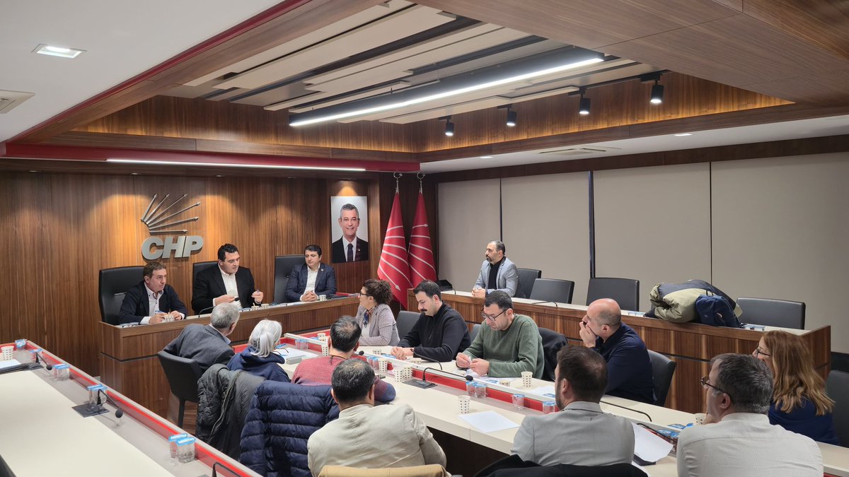 ulasskarasu's tweet photo. 📍 İstanbul’dayız!

İstanbul Emek Büroları Koordinatörümüz Deniz Aydemir ile birlikte KESK’e bağlı Sendikal Birlik Platformu temsilcileriyle bir araya geldik.

Kamu emekçilerinin mevcut tablosunu, adil ve gerçek bir toplu sözleşme hakkını, yerelde CHP’li belediyelerin kamucu ve halkçı yönetim anlayışını, iktidar perspektifimizi ve ülkenin gelecek ufkunu kapsamlı biçimde değerlendirdik.

Bu ülkenin kamu emekçileri yalnız bırakılmaz.
Toplu sözleşme masası  göstermelik bir ritüel olarak kalamaz.
Emek, karar süreçlerinin öznesi olur.

Yerelde adaleti büyüten anlayış, genelde iktidar yürüyüşünün zeminini kurar.

Emeğin sözü büyüyor.
Türkiye’nin geleceği örgütlü ve ortak akılla kuruluyor.