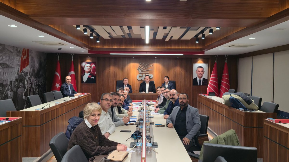 ulasskarasu's tweet photo. 📍 İstanbul’dayız!

İstanbul Emek Büroları Koordinatörümüz Deniz Aydemir ile birlikte KESK’e bağlı Sendikal Birlik Platformu temsilcileriyle bir araya geldik.

Kamu emekçilerinin mevcut tablosunu, adil ve gerçek bir toplu sözleşme hakkını, yerelde CHP’li belediyelerin kamucu ve halkçı yönetim anlayışını, iktidar perspektifimizi ve ülkenin gelecek ufkunu kapsamlı biçimde değerlendirdik.

Bu ülkenin kamu emekçileri yalnız bırakılmaz.
Toplu sözleşme masası  göstermelik bir ritüel olarak kalamaz.
Emek, karar süreçlerinin öznesi olur.

Yerelde adaleti büyüten anlayış, genelde iktidar yürüyüşünün zeminini kurar.

Emeğin sözü büyüyor.
Türkiye’nin geleceği örgütlü ve ortak akılla kuruluyor.
