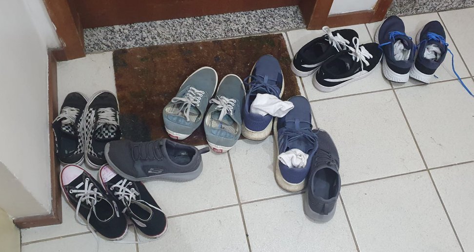 - Pai, estou levando uns amigos pra almoçar aí depois da aula.
- Tá bom, filha. Quantos são?
- Dez.
Adolescência.