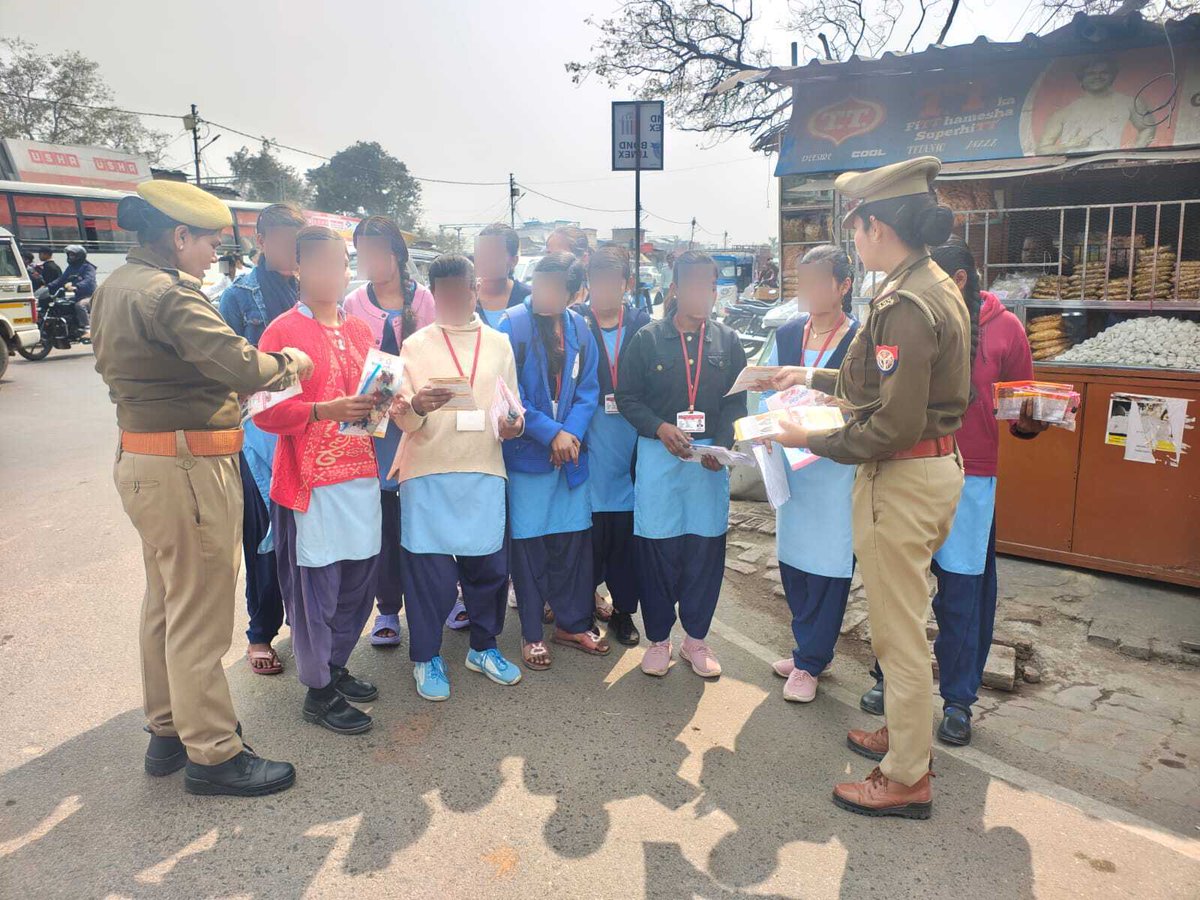 lkopolice's tweet photo. #MissionShakti5-सशक्त नारी,सशक्त प्रदेश।  

#CP_LUCKNOW के निर्देशन में #dcpnorth के नेतृत्व में थाना बीकेटी द्वारा छात्राओं/महिलाओं को मिशन शक्ति के तहत किया गया जागरूक।

@Uppolice
@dgpup
@CMOfficeUP
@missionshaktiup
@wpl1090 https://t.co/sXpvSjIBVI