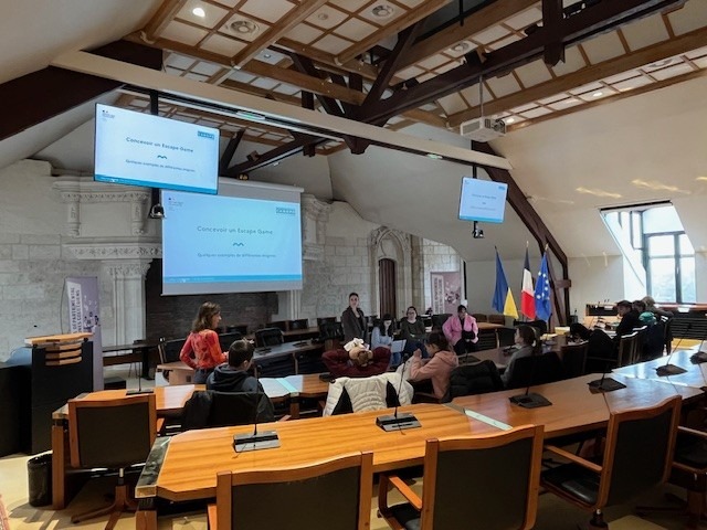 🎲 Mercredi, les jeunes élus du <a href="/departement_18/">Département du Cher</a> des jeunes ont créé 1 #EscapeGame pédagogique pour valoriser le patrimoine du Cher auprès des collégiens. <a href="/reseau_canope/">Réseau Canopé</a> les accompagne (expertise ludopédagogique &amp; FabLab).
🤝 <a href="/FrancasFede/">Fédération nationale des Francas</a> <a href="/ArchivesnatFr/">Archives nationales de France</a> du Cher 
<a href="/ac_orleanstours/">Académie d'Orléans-Tours</a>