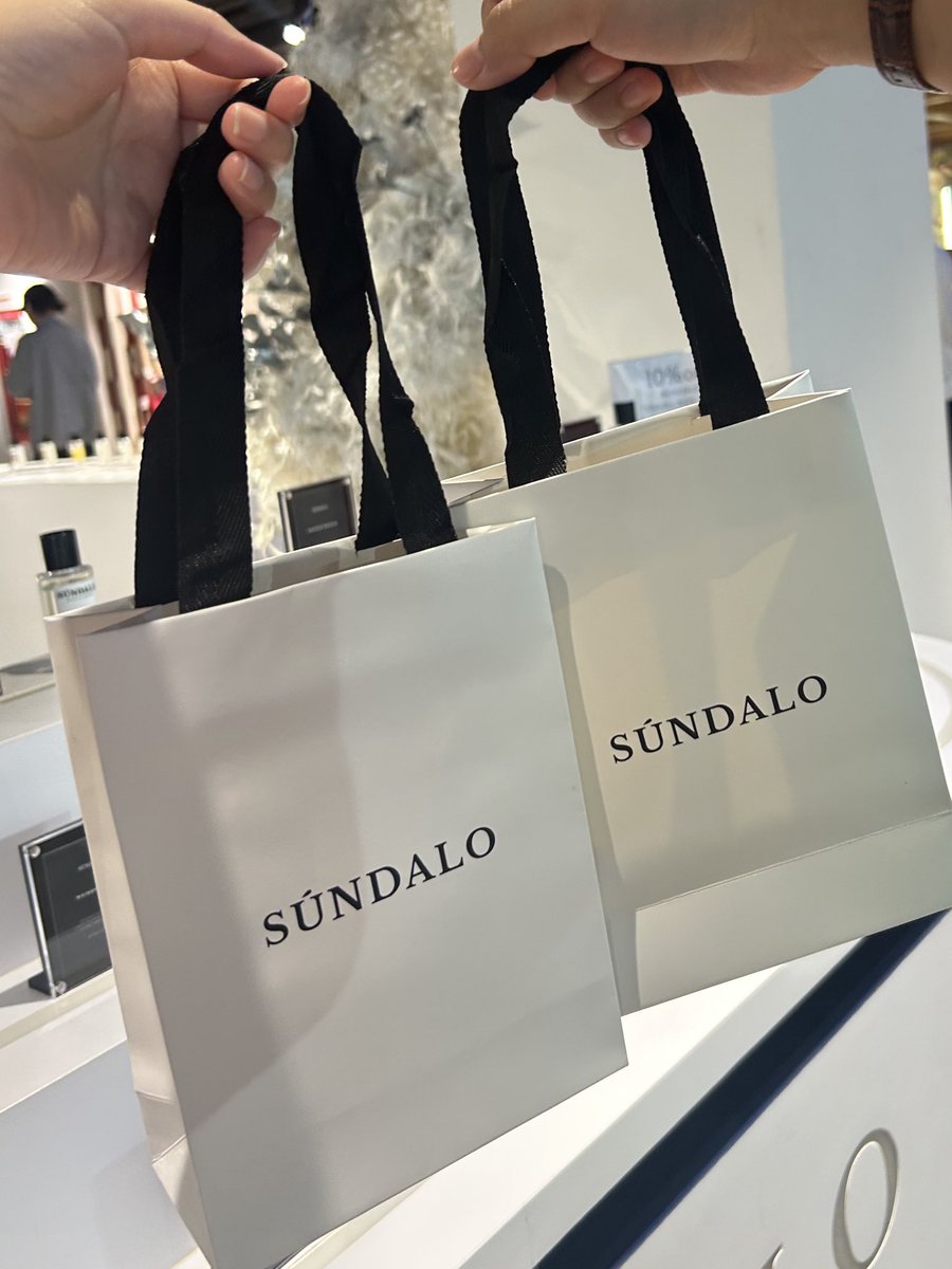 ในที่สุ้ด ก็ถึงวันที่พ้มได้ซื้อsundalo  <a href="/sundaloofficial/">SUNDALO</a> ตอนนี้เขามีโปร 10ml 3ขวด ลด10% อยู่จ้า กลิ่นดีมากก พนักงานที่สยามเซนแนะนำดี น่ารักมากๆเลยค่ะ มตใครยังไม่เอฟก็ตำกันได้เลย นี่ก็ซื้อกับเพื่อนขวดได้ลดแบบเลิศๆเลยละ