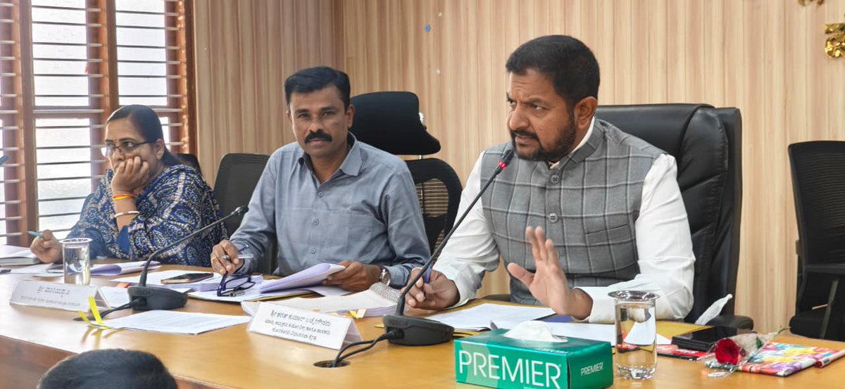 SharathSBG's tweet image. ಹೊಸಕೋಟೆಯಲ್ಲಿ ಪ್ರಗತಿ ಪರಿಶೀಲನಾ ಸಭೆ.

ಹೊಸಕೋಟೆ ನಗರದ ತಾಲ್ಲೂಕು ಪಂಚಾಯ್ತಿ ಸಭಾಂಗಣದಲ್ಲಿ ಆಶ್ರಯ ಯೋಜನೆ ಮತ್ತು ಕರಡು ಅಭಿವೃದ್ಧಿ ಯೋಜನೆ ಪ್ರಗತಿ ಪರಿಶೀಲನಾ ಸಭೆ ನಡೆಸಿ, ಹೊಸಕೋಟೆ ತಾಲೂಕನ್ನು ಮಾದರಿ ತಾಲೂಕಾಗಿಸುವ ನಿಟ್ಟಿನಲ್ಲಿ ಎಲ್ಲ ಇಲಾಖೆಗಳ ಅಧಿಕಾರಿಗಳಿಂದ ಬೇಡಿಕೆಗಳ ಮಾಹಿತಿ ಪಡೆಯಲಾಯಿತು.

#ProgressReview #Karnataka