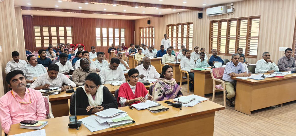 SharathSBG's tweet image. ಹೊಸಕೋಟೆಯಲ್ಲಿ ಪ್ರಗತಿ ಪರಿಶೀಲನಾ ಸಭೆ.

ಹೊಸಕೋಟೆ ನಗರದ ತಾಲ್ಲೂಕು ಪಂಚಾಯ್ತಿ ಸಭಾಂಗಣದಲ್ಲಿ ಆಶ್ರಯ ಯೋಜನೆ ಮತ್ತು ಕರಡು ಅಭಿವೃದ್ಧಿ ಯೋಜನೆ ಪ್ರಗತಿ ಪರಿಶೀಲನಾ ಸಭೆ ನಡೆಸಿ, ಹೊಸಕೋಟೆ ತಾಲೂಕನ್ನು ಮಾದರಿ ತಾಲೂಕಾಗಿಸುವ ನಿಟ್ಟಿನಲ್ಲಿ ಎಲ್ಲ ಇಲಾಖೆಗಳ ಅಧಿಕಾರಿಗಳಿಂದ ಬೇಡಿಕೆಗಳ ಮಾಹಿತಿ ಪಡೆಯಲಾಯಿತು.

#ProgressReview #Karnataka