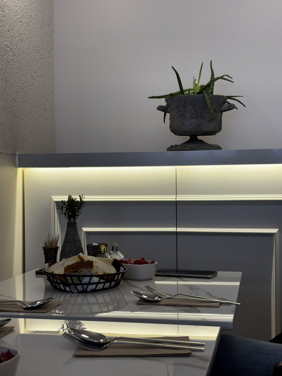 şubat onsekiz,,
dışarda usul usul karın yağdığı sıcacık bi mekanda tatlı teyzelerin muhabbetiyle kızsslarla ramazandan ve taşınmadan önceki son yemeğimiz..🌨️🤍🌸