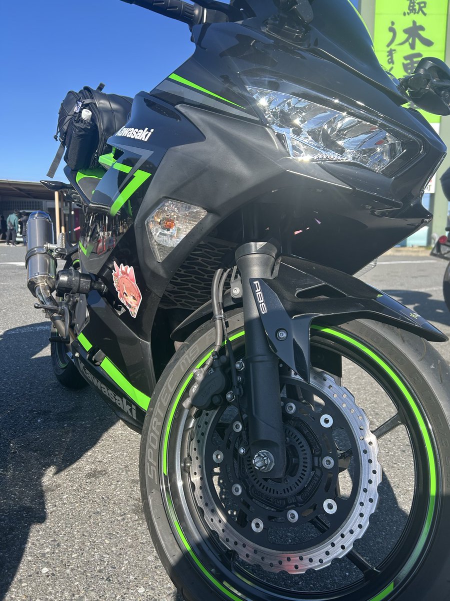 nakomofu 様 C107の時に買ったステッカーをつけて走らせてもらてます