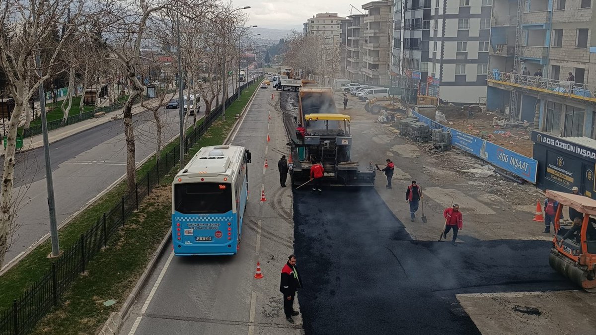 KAHRAMANMARAŞ BÜYÜKŞEHİR, ASFALT MESAİSİNİ KESİNTİSİZ SÜRDÜRÜYOR 
Kahramanmaraş Büyükşehir Belediyesi, altyapı çalışmalarının tamamlandığı noktalarda yol konforunu en üst seviyeye çıkarmak amacıyla sıcak asfalt mesaisini kesintisiz sürdürüyor. memleket46.com/kahramanmaras-…