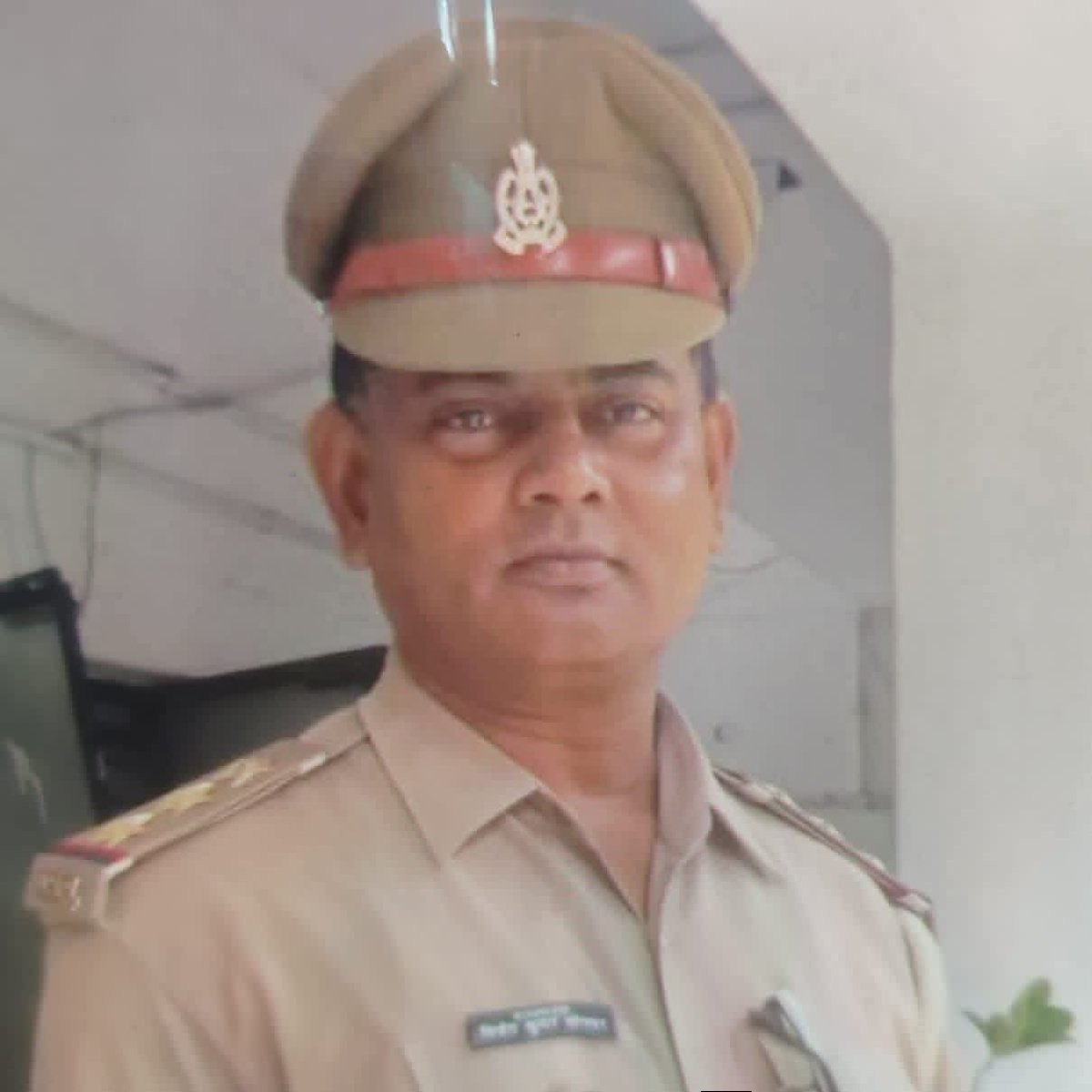 यूपी प्रयागराज के बारा थाना प्रभारी विनोद कुमार सोनकर 75,000 रुपये रिश्वत लेते हुए एंटी करप्शन के हाथों पकड़े गए।
अब नीलचट्टों का रोना शुरू हो गया “दलित अधिकारी है, इसलिए फँसाया गया होगा !” “SC/ST लगाओ एंटी करप्शन पर!”
अरे भाई… रिश्वत भी अब आरक्षण देखकर ली जाएगी क्या?
जब सवर्ण