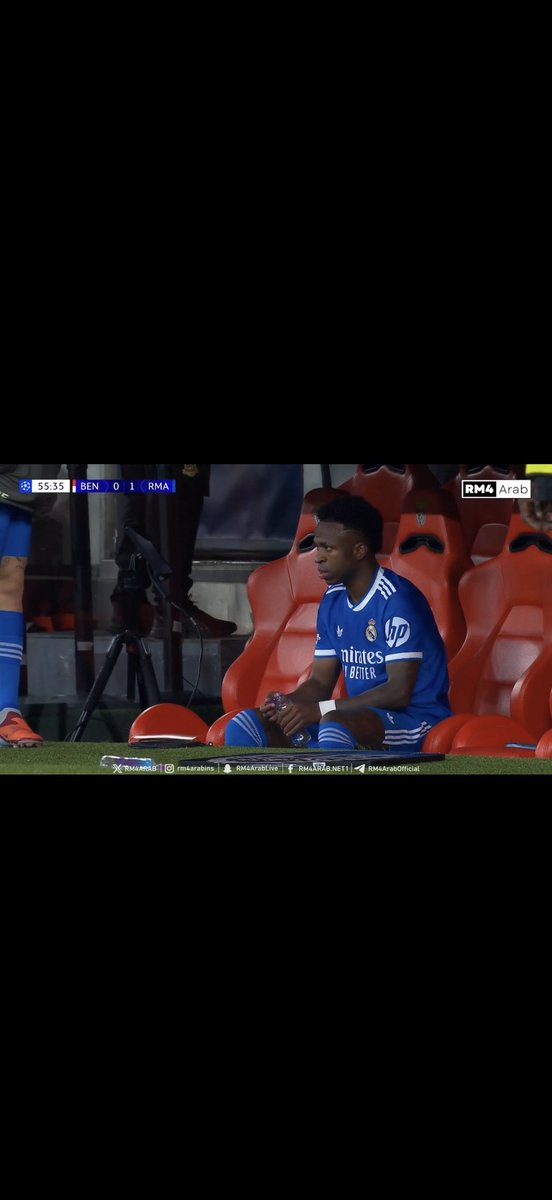 اكثر لاعب يسوي مشاكل ويتبجبج دام انك مورجل ولادقد حركاتك ليش تتحرش بالجمهور يالبكايه زين يسوون فيك 👌🏼