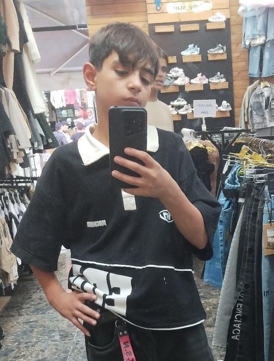 sonofniche's tweet image. چهل روز از کشته شدن پسری که کودک کار و نان‌آور خانواده بود، پسری که مادر نداشت و پدرش معلول بود گذشت، امروز چهلم پسری بود که بچگی نکرد..
#جواد_کاظمی