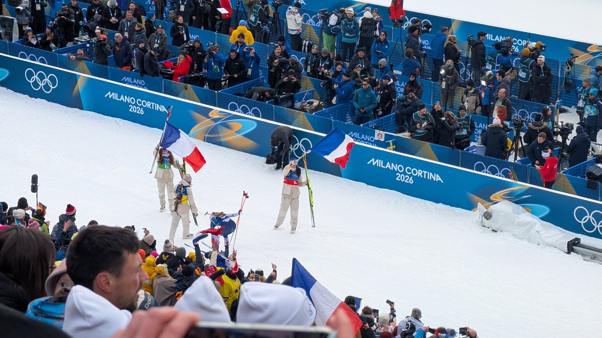 Le doublé !!!!!! Oui ! Oui ! oui ! ET RE OUI !

🇫🇷🥇🥇🥇🥇Championnes olympiques !!!!
!
Camille Bened, Lou Jeanmonnot, Océane Michelon et Julia Simon remportent le relais femmes après les gars hier !
BRAVISSIMO ! 
#BIATHLON