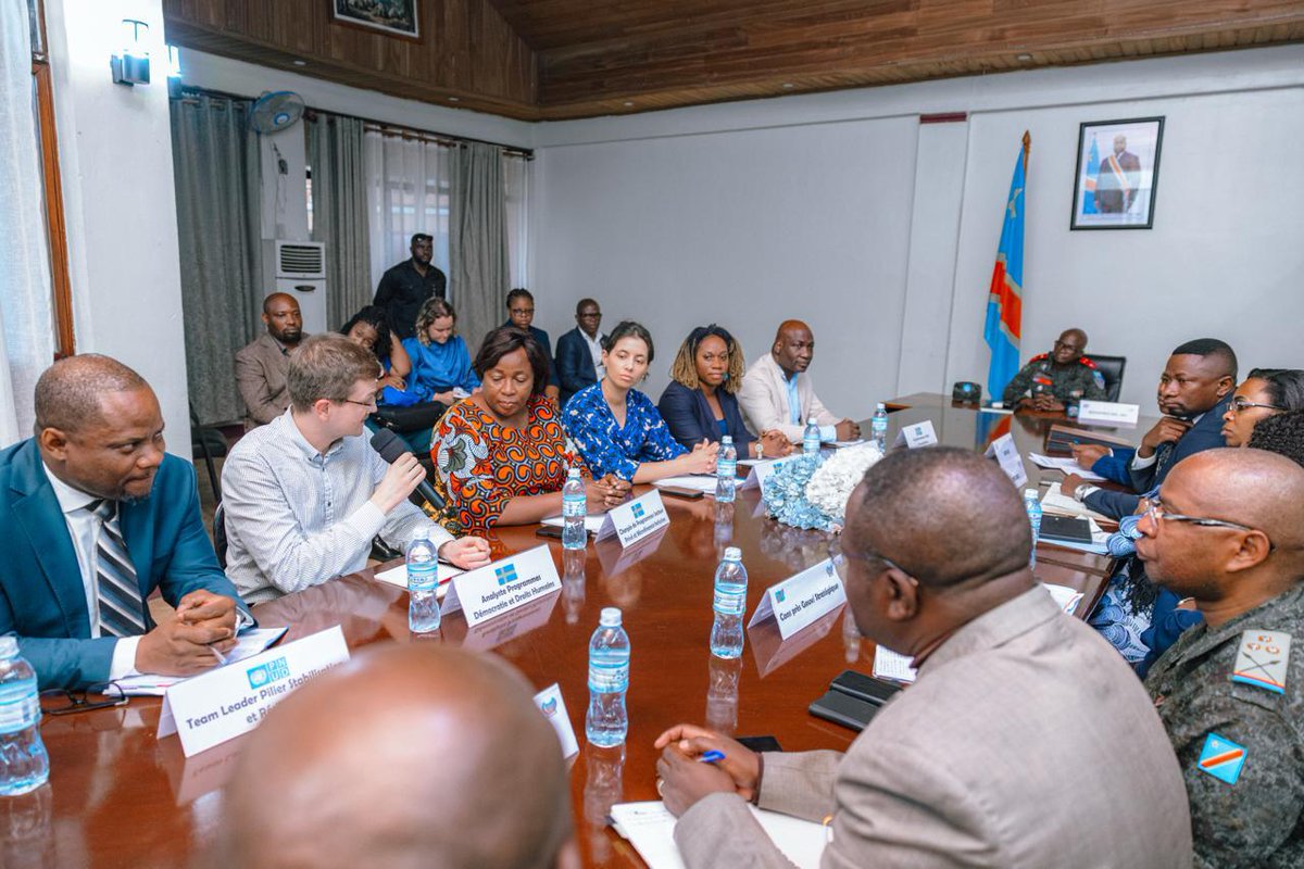 PNUDRDC's tweet photo. 🇨🇩🇸🇪 Démarrage de la mission conjointe @SwedeninDRCongo & @PNUDRDC  à Beni, Bunia et Goma, conduite par la délégation suédoise Mr Richard et Patrick d’Oliveira, Chef de bureau du PNUD Nord-Kivu.
À Beni, des équipements informatiques et logistiques ont été remis aux autorités provinciales pour renforcer les capacités de l’administration et améliorer les services publics.
Le Gouverneur militaire du Nord-Kivu, le Général-major Somo Evariste, a salué cet appui :
« Avec ce don, nous comprenons que les partenaires saisissent réellement les enjeux et besoins prioritaires de la province et de la population. »

Un partenariat solide pour des résultats concrets au service des communautés de l’Est de la RDC.

#PNUDRDC #Suède #NordKivu #Beni #Goma #Bunia #Partenariat #Stabilisation #RDC