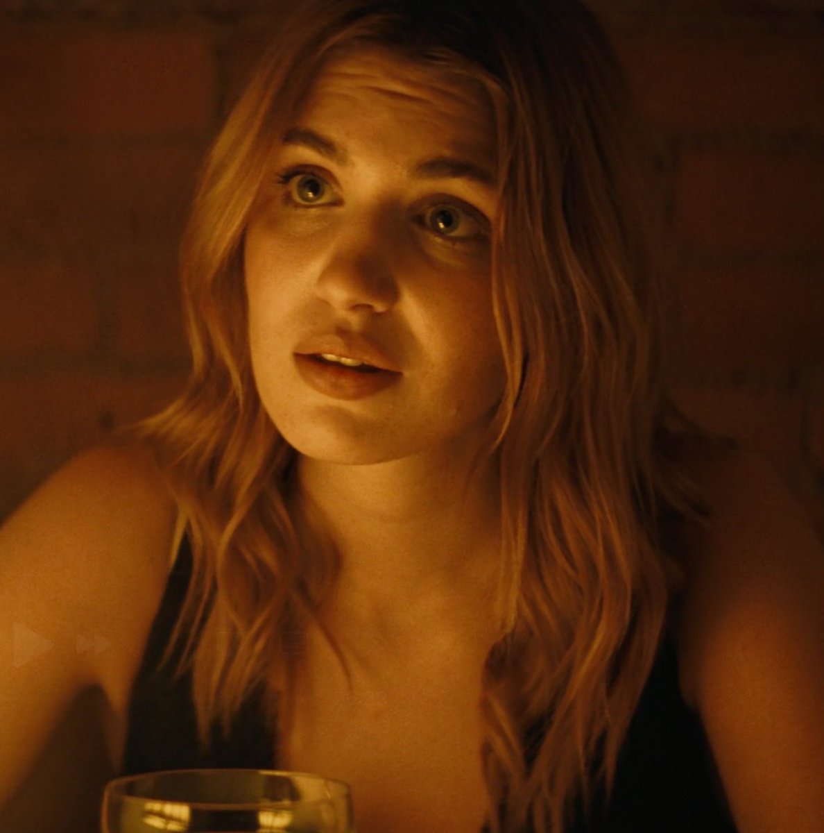 Sophie Nélisse fala sobre filmar a cena de Shane Hollander se assumindo com Hudson Williams no episódio 5 de Heated Rivalry:

“Eu não queria que ela ofuscasse ele. [Rose] estava realmente no banco do passageiro, e às vezes é no contato visual e na energia que ela transmite, como