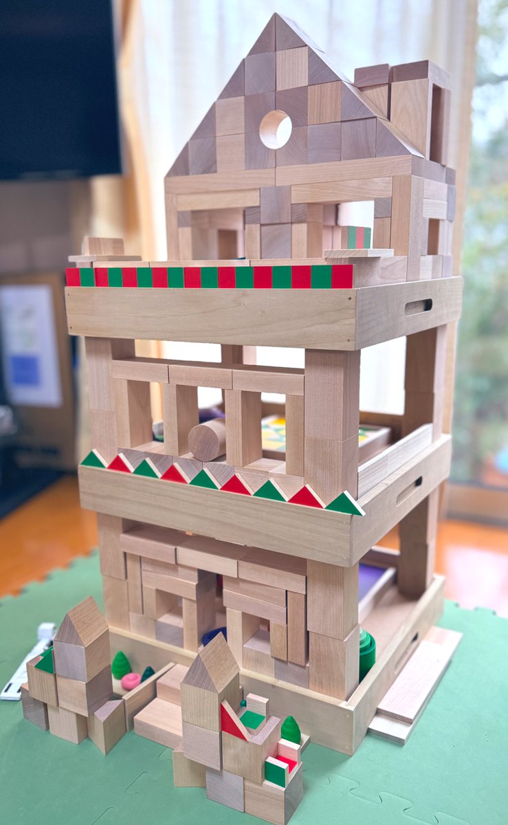 karinpan_da's tweet photo. 積み木はもっぱら、家・道路・工事。
毎日楽しそうに遊んでる。
特に絵本のはたらくくるまたちシリーズに影響されて、絵本のセリフを言いながら車を動かして遊んでる🚗🚚🚧 https://t.co/1YFc6rjs3j