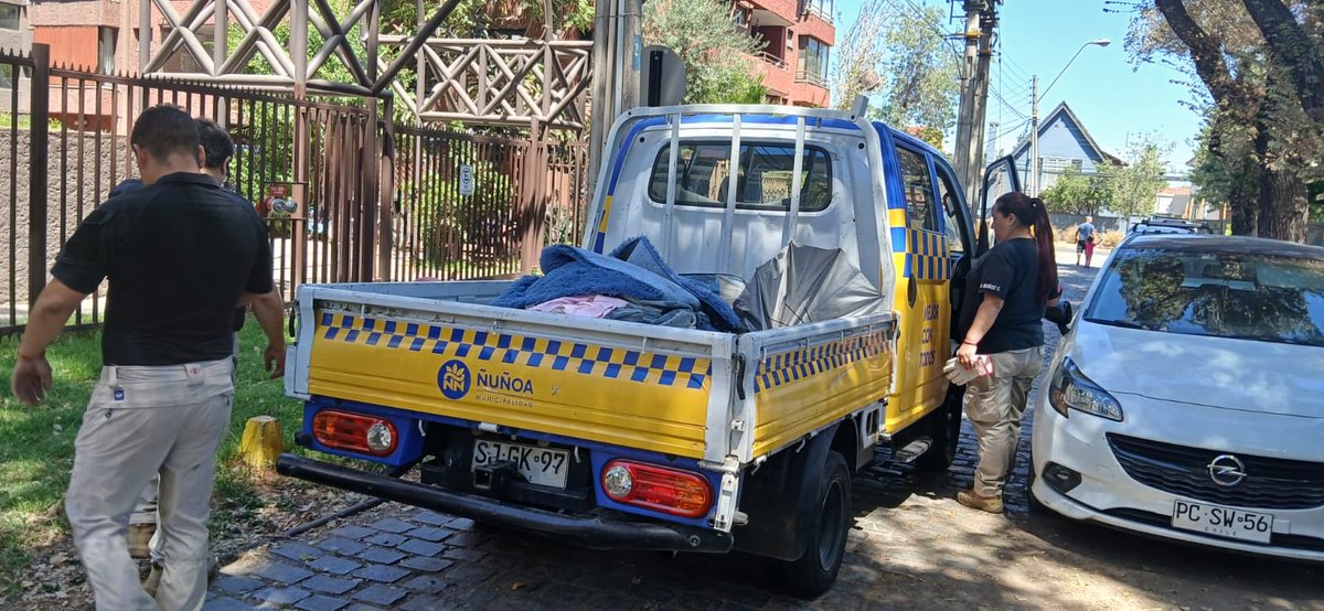 A solicitud de vecinos del sector, el equipo de seguridad Pública de #Ñuñoa realizó una intervención en Plaza Lillo para resguardar el orden, fortalecer la seguridad y promover el buen uso del espacio público. Seguimos trabajando por una comuna más segura para todos.