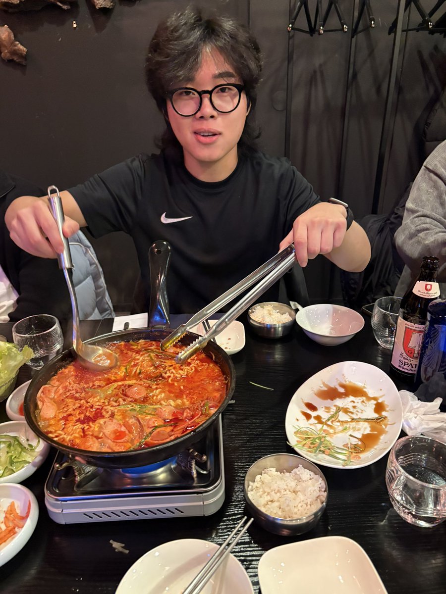 C_ANNA____'s tweet image. 라면사리 추가하자고? 우리 이미 세개나먹엇는데?