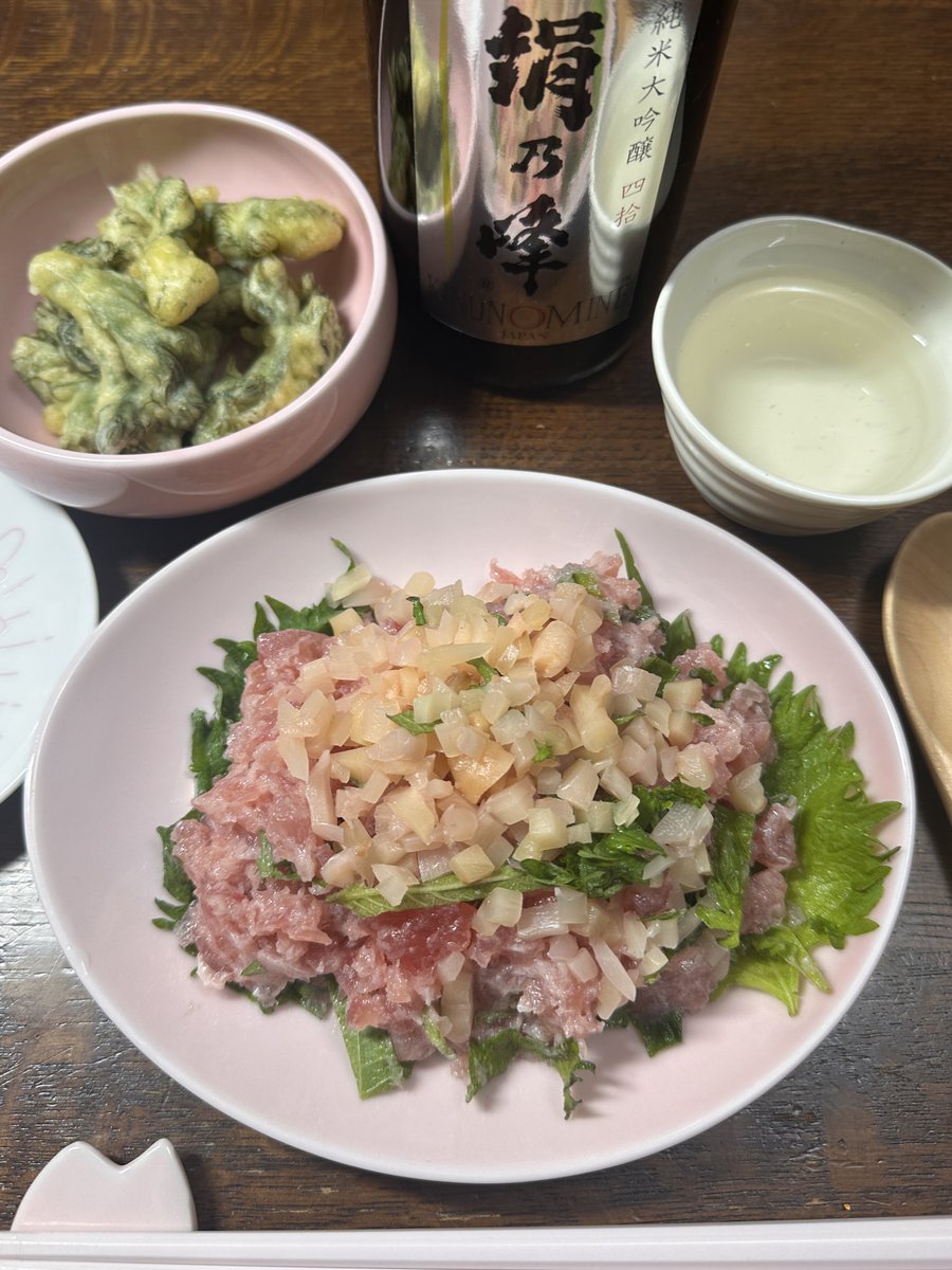 shinshoga's tweet image. 晩酌は、まぐろのたたきに大葉と岩下の新生姜を合わせました💗

赤名酒造の純米大吟醸四拾「絹乃峰」大事に少しずつ頂いてます🍶