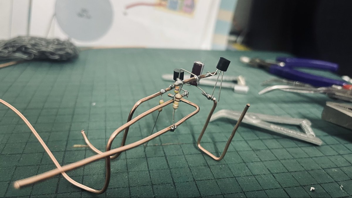 空中配線日記

今日はこれぐらいにしといてやる！

半田付けがきれいにできない。
繋ぎ方はその場で考えるからめちゃ頭使う。
立体的に考えるのがむずかしい。

だけどパーツが積み上がってくのが面白い！普通のエフェクター作りじゃまずそんなのないから、なんか興奮する！

#エフェクター　#電子工作