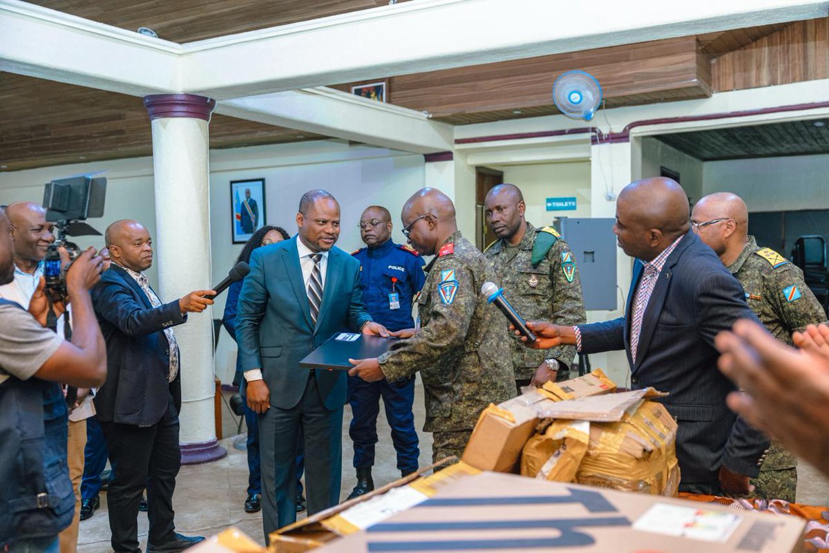 PNUDRDC's tweet photo. 🇨🇩🇸🇪 Démarrage de la mission conjointe @SwedeninDRCongo & @PNUDRDC  à Beni, Bunia et Goma, conduite par la délégation suédoise Mr Richard et Patrick d’Oliveira, Chef de bureau du PNUD Nord-Kivu.
À Beni, des équipements informatiques et logistiques ont été remis aux autorités provinciales pour renforcer les capacités de l’administration et améliorer les services publics.
Le Gouverneur militaire du Nord-Kivu, le Général-major Somo Evariste, a salué cet appui :
« Avec ce don, nous comprenons que les partenaires saisissent réellement les enjeux et besoins prioritaires de la province et de la population. »

Un partenariat solide pour des résultats concrets au service des communautés de l’Est de la RDC.

#PNUDRDC #Suède #NordKivu #Beni #Goma #Bunia #Partenariat #Stabilisation #RDC