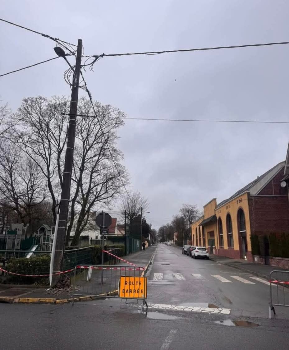 VilleChantilly's tweet photo. ⚠️ Info Travaux &amp; Circulation – Quartier du Bois-Saint-Denis
Suite à un accident ce matin au croisement av. André Fleury / av. Marie-Amélie, un poteau électrique a été endommagé.
➡️ L’avenue André Fleury est fermée à la circulation. https://t.co/DBLohk0GqD
