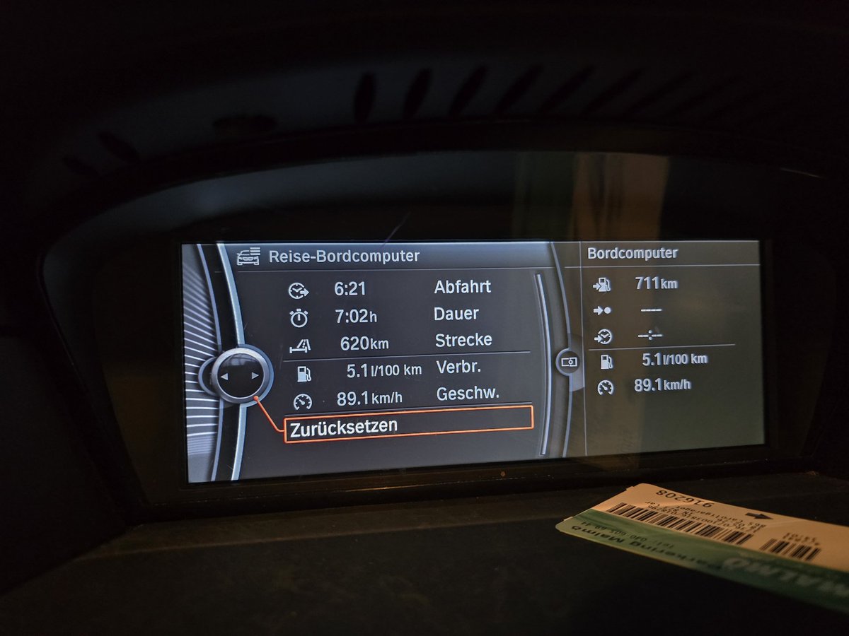 Fluffyfox09 tweet media