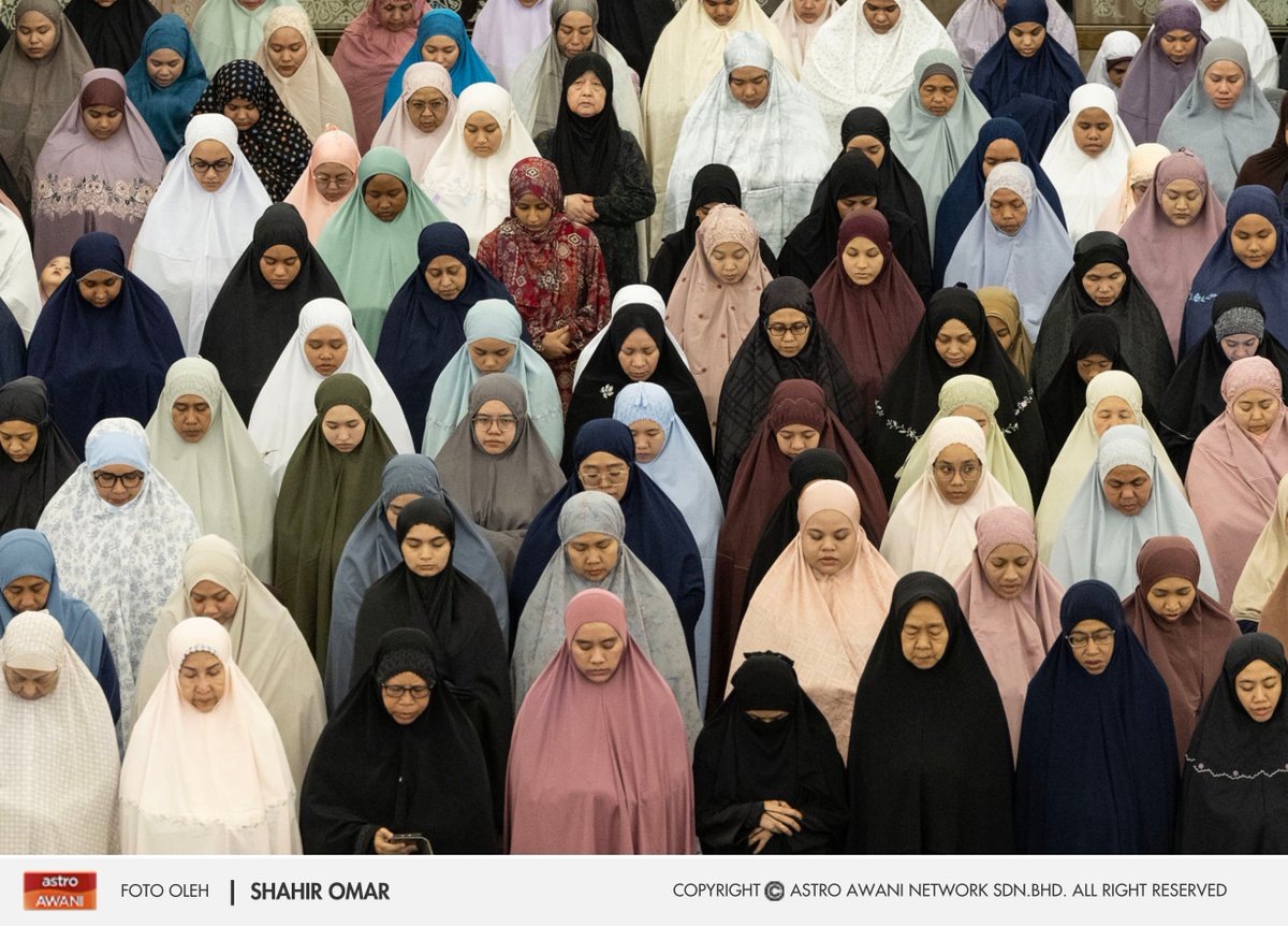 Umat Islam menunaikan solat sunat Tarawih pada malam pertama sempena Ramadan 1447H / 2026M di Masjid Negara. Suasana tenang para jemaah berhimpun mengimarahkan malam Ramadan dengan ibadah.

📸 Astro AWANI / Shahir Omar
#AWANInews