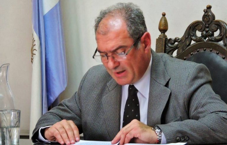 Este esel juez Gabriel Giuliani, titular del Juzgado Correccional N° 1, dejó en libertad a Pablo Cuchán quien descuartizó y asó a la parrilla a su novia de 15 años. El fiscal se opuso. La justicia argentina da vergüenza.