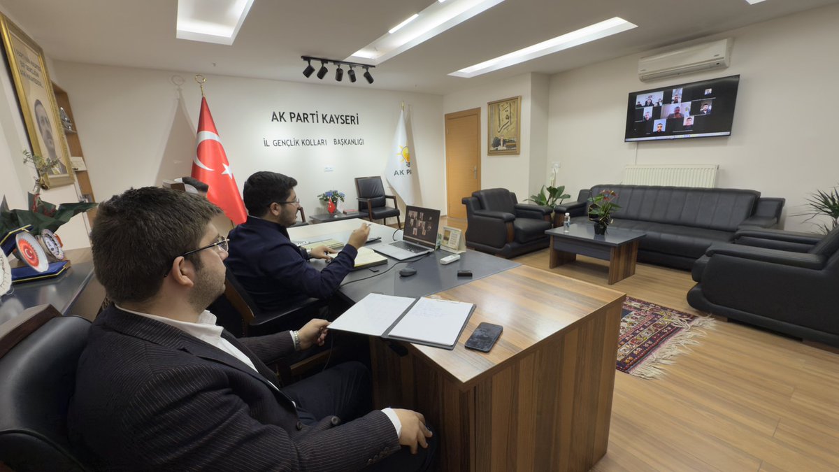 akgenckayseri's tweet photo. İl Gençlik Kolları Başkanımız Kemal Yiğit Güler başkanlığında ilçe başkanlarımız ile video konferans toplantımızı gerçekleştirdik.

Toplantımızda yaklaşan Ramazan ayı kapsamında planladığımız programlar hakkında kapsamlı bilgilendirmelerde bulunduk, sahadaki çalışmalarımızı istişare ettik.

Ramazan’ı birlik, beraberlik ve dayanışma ruhuyla en verimli şekilde geçirmek için hazırlıklarımızı sürdürüyoruz. 🌙✨