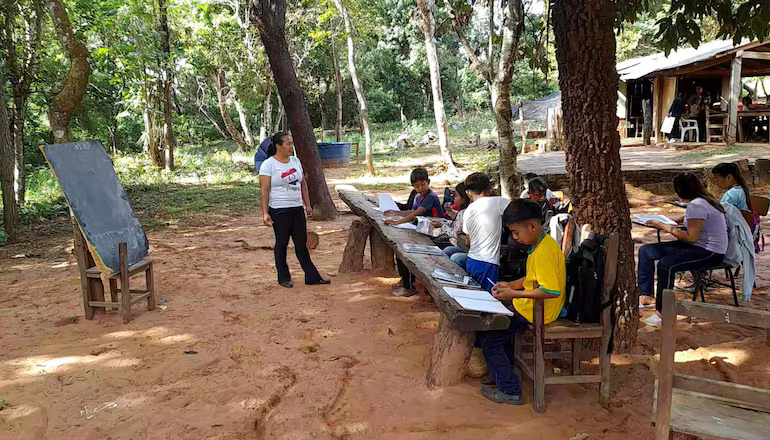 EL MEC NO EXISTE
Una ofensa al pueblo...
Grado de inversion, 60 viajes del Presidente y no tenemos aulas para nuestros niños que son el FUTURO DE NUESTRA NACION.
Sinverguenzas.