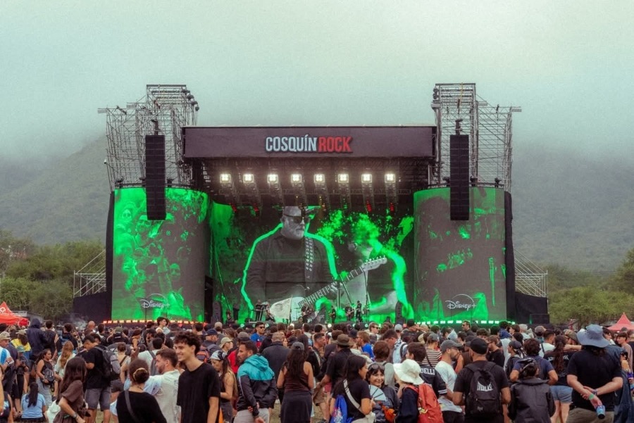 rockotrasyerbas's tweet photo. 👉 En el #CosquínRock2026 las verdaderas vedettes fueron las marcas auspiciantes.

💥 A contramano del show corporativo, en https://t.co/QAIZxwVkGQ seguimos haciendo eso que parece en extinción: periodismo de rock 👇

https://t.co/hwIzIcJ4y9 https://t.co/C8dd3YNP0M