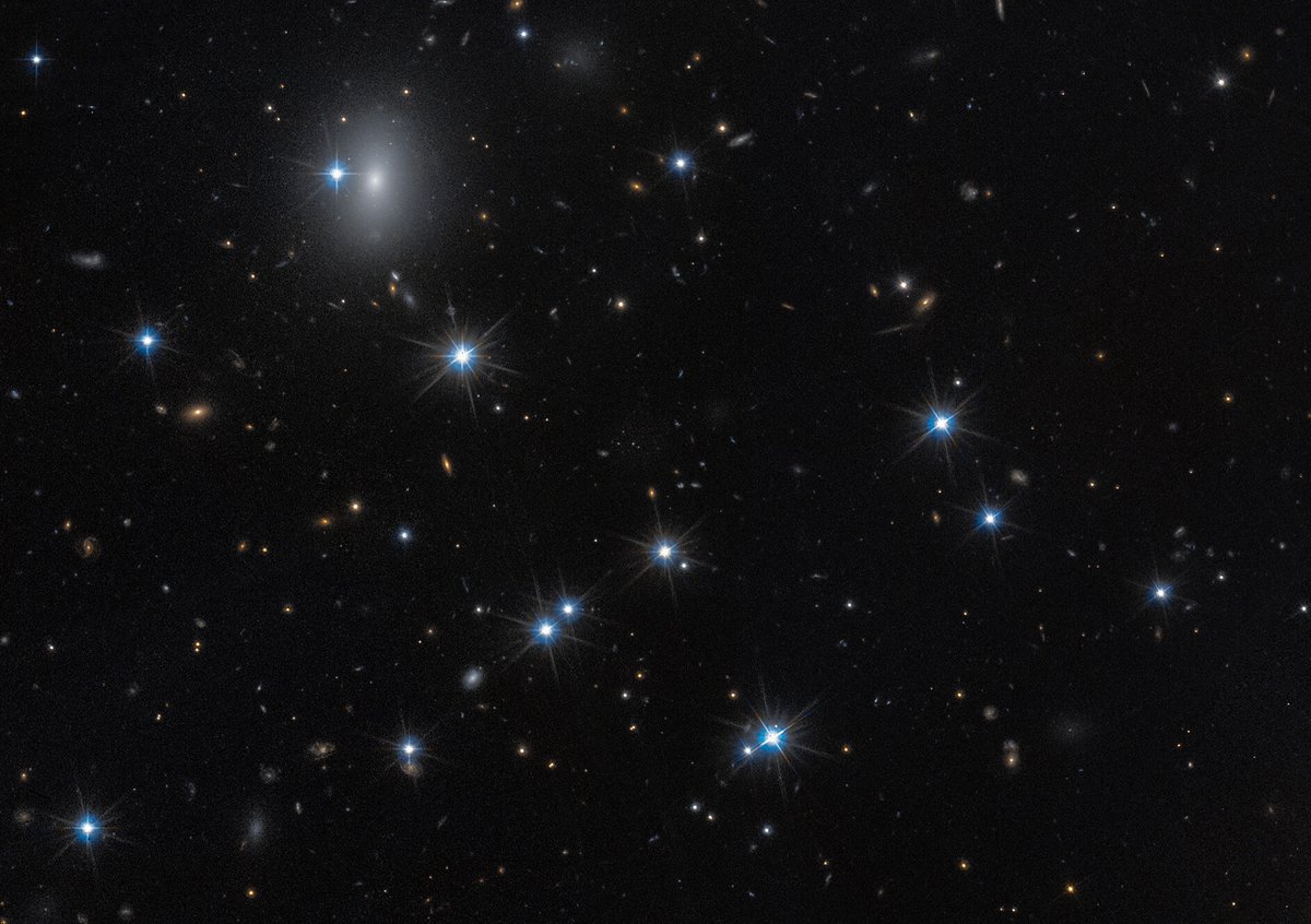 🆕 Hubble has discovered one of the darkest known galaxies! 🕶️ 1/3