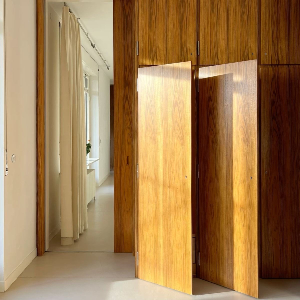 Imagine a house so precise that in 1929 it already made most “modern” homes feel outdated: that’s Villa Tugendhat.