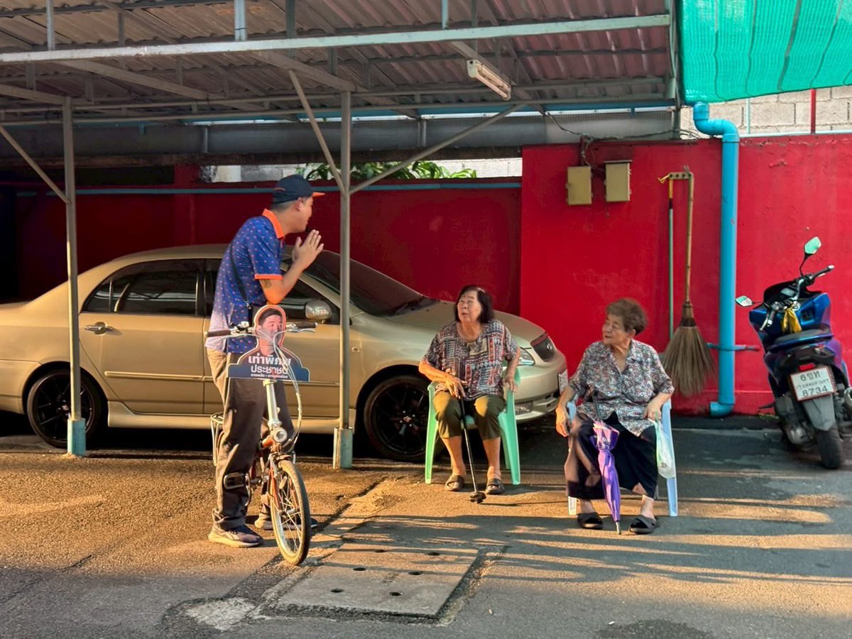 taopiphop's tweet photo. #ปั่นหาเรื่อง
.
เมื่อวาน #บางพลัด วันนี้ #บางกอกน้อย 
ผมยังคงปั่นจักรยานลงพื้นที่ทักทายประชาชนเหมือนเช่นเคยในช่วงวันหยุดตรุษจีนแบบนี้
.
ปัญหายุงเยอะ ยังคงติดท็อปฮิต เจอทั้งสองเขตทั้งเมื่อวานและวันนี้
.
ได้แวะไปดูจุดจอดจักรยานให้เช่าของ กรุงเทพมหานคร พบว่าจักรยานมีเยอะ อยู่ในสภาพดีพร้อมใช้งาน แต่ถ้าจะให้ดี ถ้าอยากให้คนมาใช้เยอะๆ คงต้องเพิ่มจุดจอดขึ้นมาอีกหน่อย เพราะพอจุดจอดน้อยทำให้คนเช่ายังหาที่คืนลำบากอยู่
.
#เท่ากับประชาชน
#พรรคประชาชน
#เท่าพิภพ