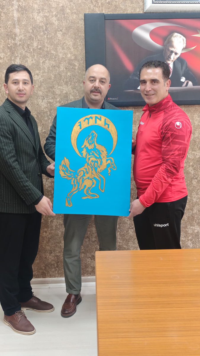 zaramem58's tweet photo. İlçe Gençlik ve Spor Müdürümüz Sayın Hamza ERGÜT ve İlçe Gençlik Merkezi Müdürü Enes KUZU, İlçe Milli Eğitim Müdürümüz Sayın Rıfat KALKAN'ı makamında ziyaret ederek tablo hediye ettiler.
Nazik ziyaretleri ve hediyeleri için teşekkür ederiz. https://t.co/H8JrYtB62o