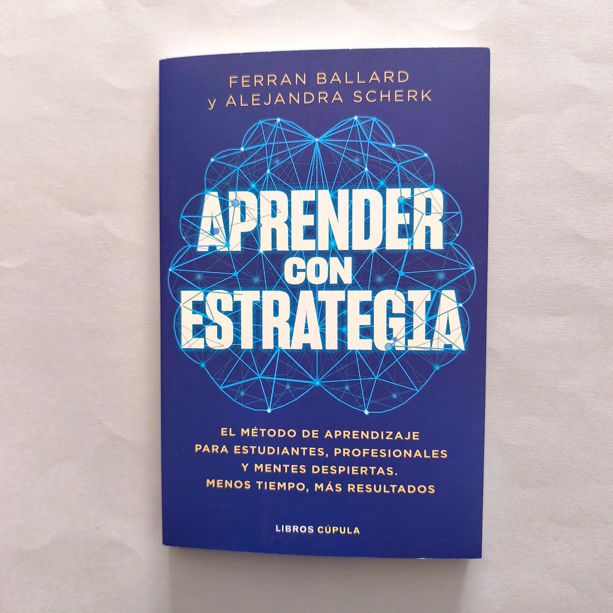 educacion3_0's tweet image. #librodeldía. Reúne historias reales, herramientas útiles y un método claro que enseña todo lo que necesitas para #aprender bien durante toda la vida: cómo organizar tu mente, enfocar tu atención, comprender a fondo y memorizar con sentido. @Planetadelibros